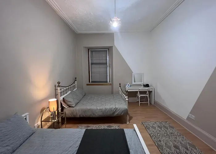 Traditional 5 Bedroom House Free Parking Central Glasgow Westend