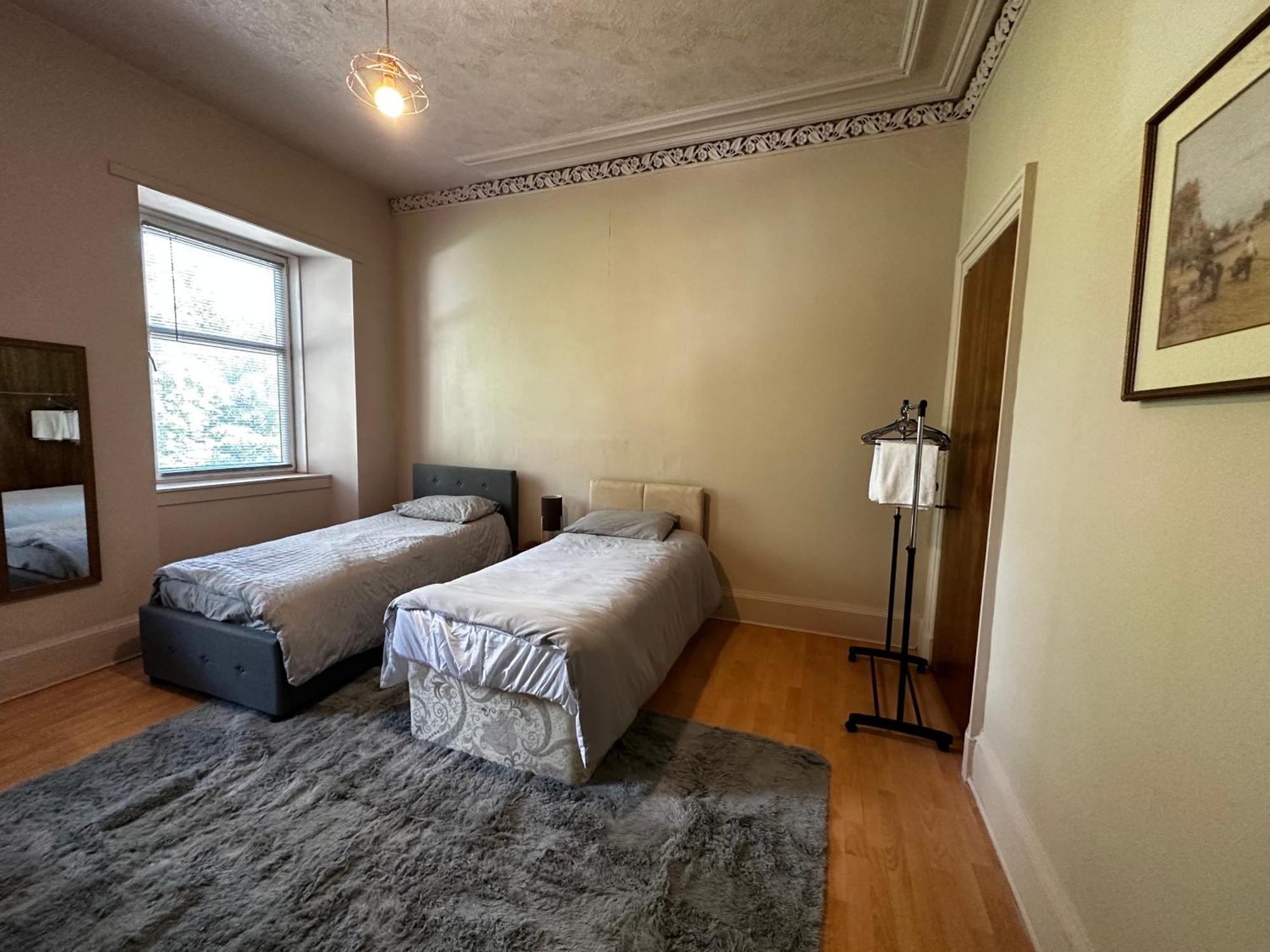 Traditional 5 Bedroom House Free Parking Westend Hébergement de vacances