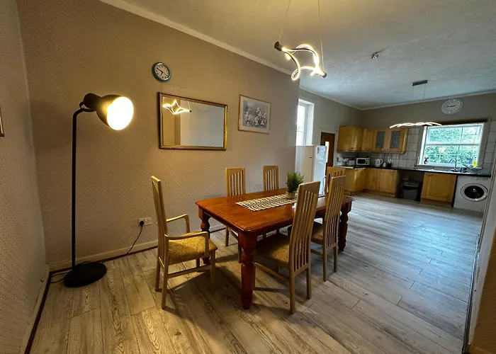 Traditional 5 Bedroom House Free Parking Central Glasgow Westend